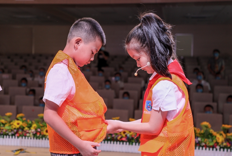 把青春华章写在祖国大地上·反响丨成都中小学：筑牢思政教育主阵地，为学生系好“人生第一粒扣子”