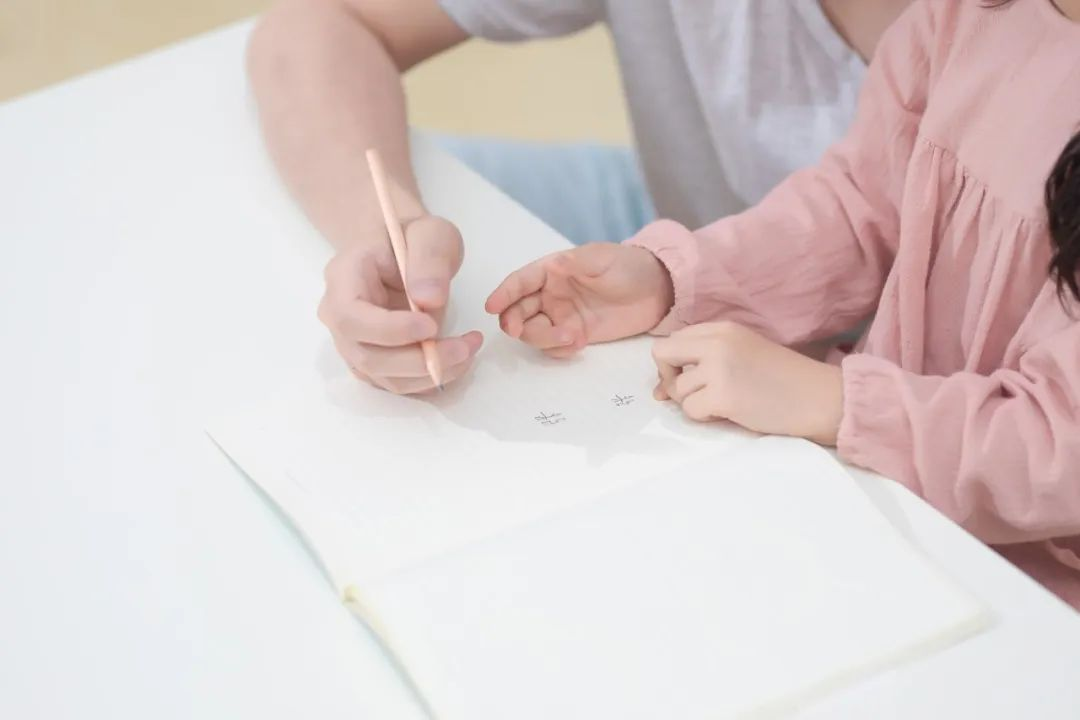 推进中小学科学规范使用生成式人工智能——教育部基础教育教指委负责人就《中小学生成式人工智能使用指南（2025年版）》答记者问