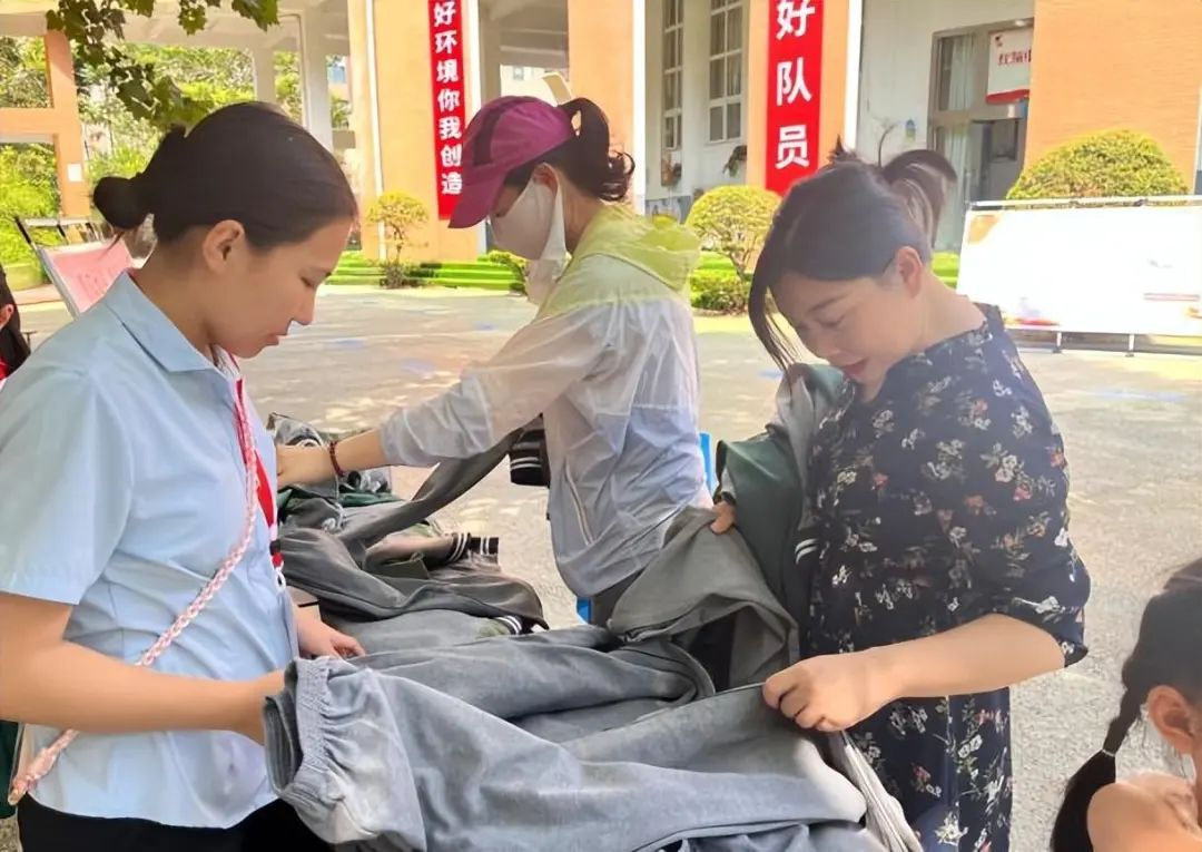 学校“免费”发校服，为何收获一片点赞？