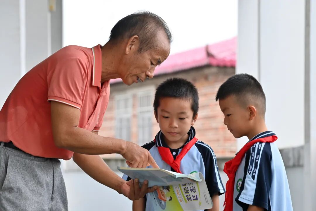让银龄教师照亮乡村教育振兴路